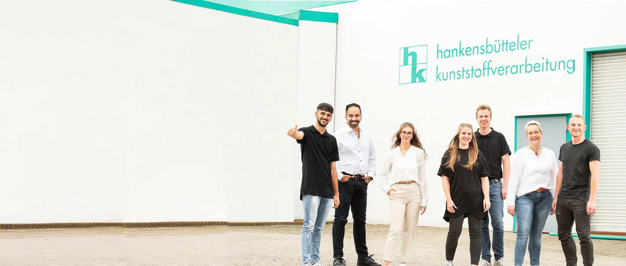 Team von hk vor dem Firmengebäude in Hankensbüttel
