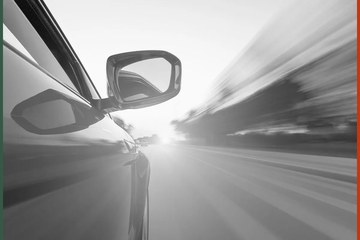 Fahrzeug mit Außenspiegel in Fahrt