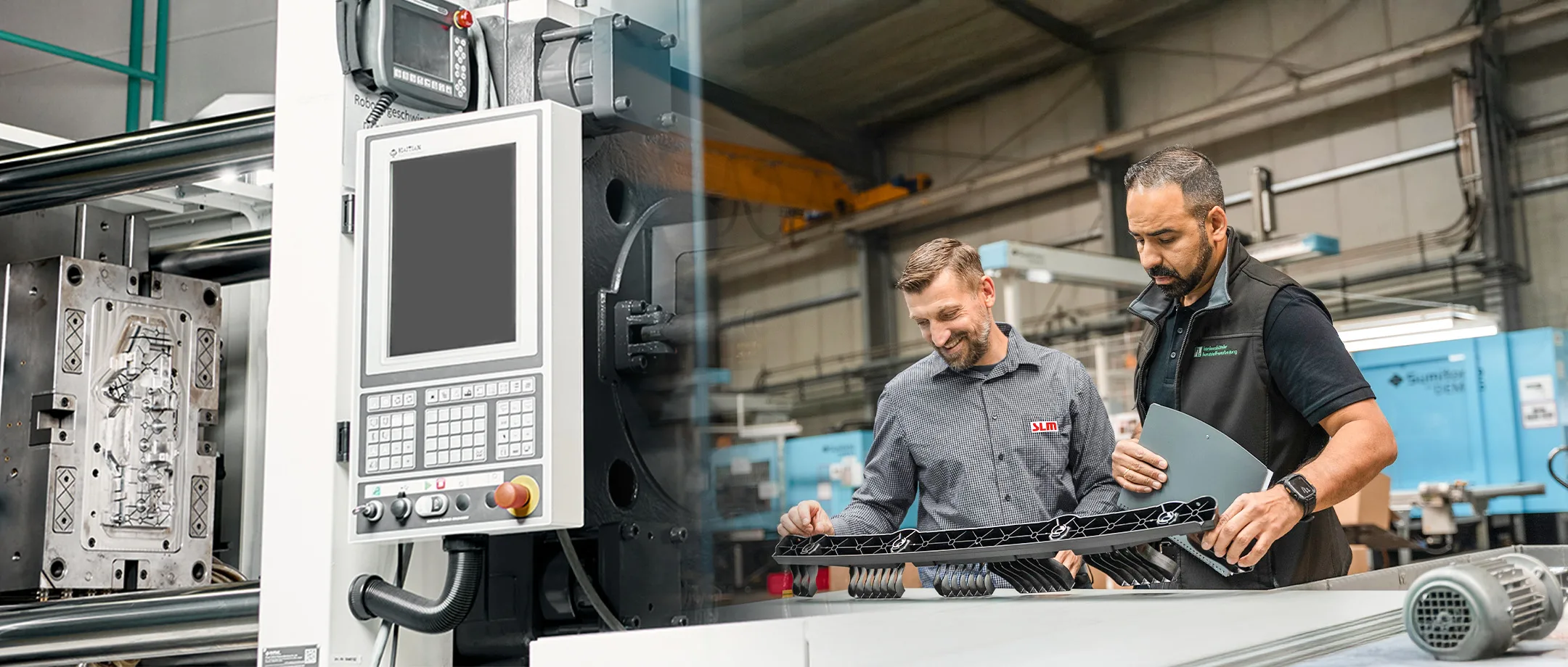 Mitarbeitende prüfen ein Kunststoffbauteil an der Spritzgießmaschine